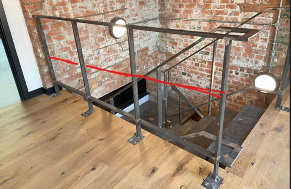 Intermediate rail welded onto a steel staircase
